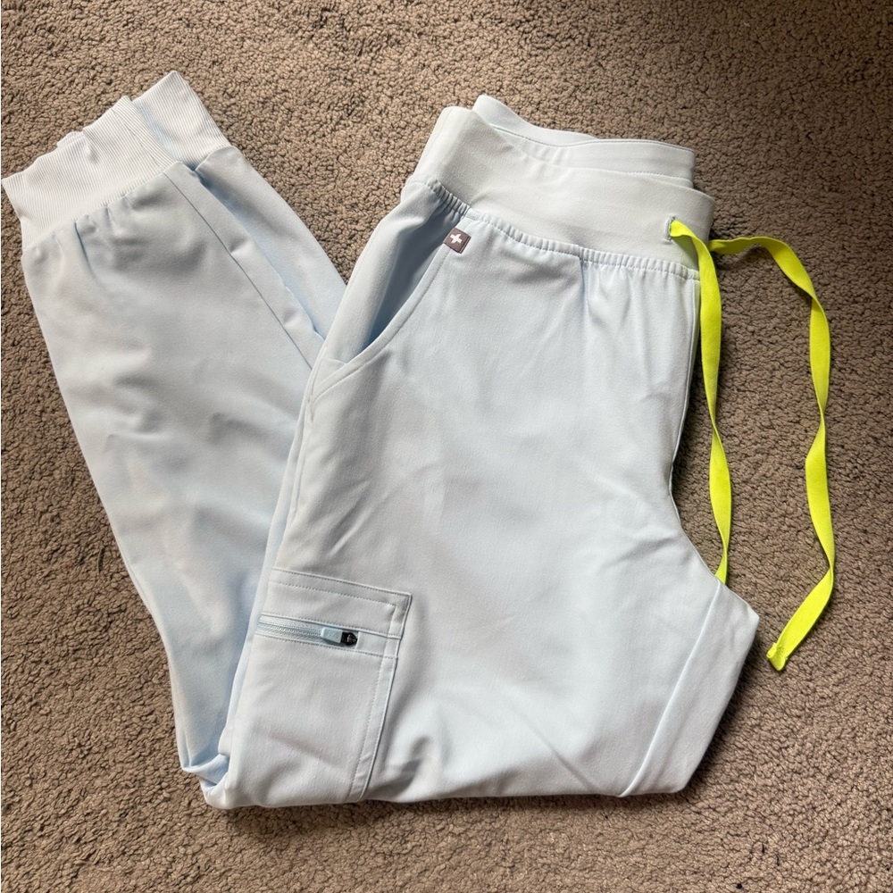 FIGS WOMENS ZAMORA JOGGERS IN CLEAR SKIES SMALL PETITE